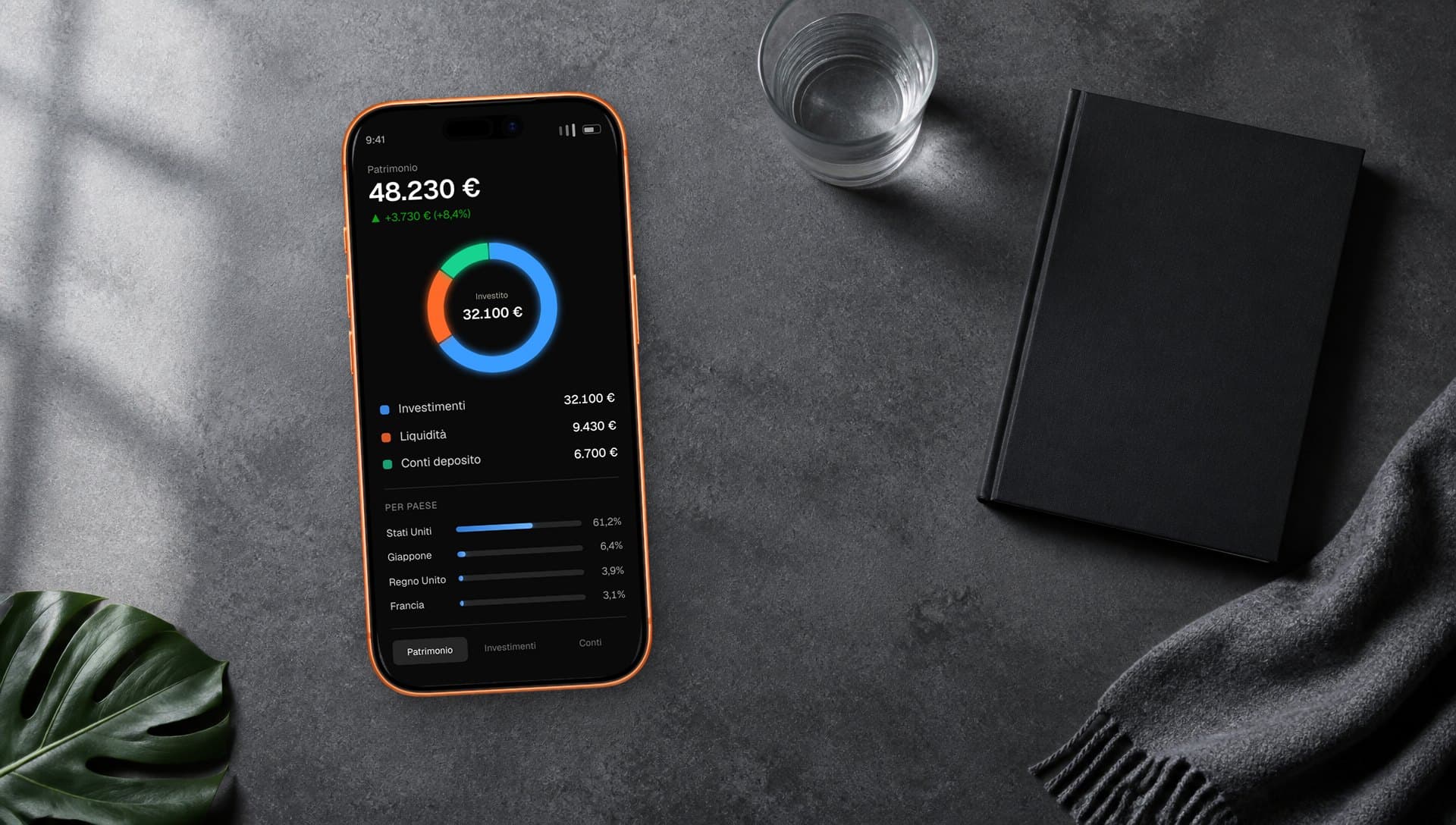 AssetDashboard su iPhone appoggiato a un piano di cemento chiaro